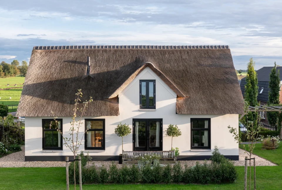 LvdP 20250923 3137 De subtiele dwarskap is toegevoegd aan de voorzijde van de woning.