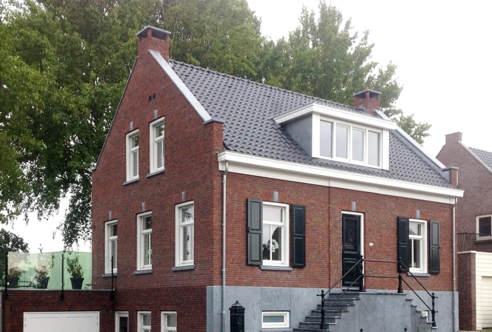 Vooraanzicht dijkwoning in landelijke stijl