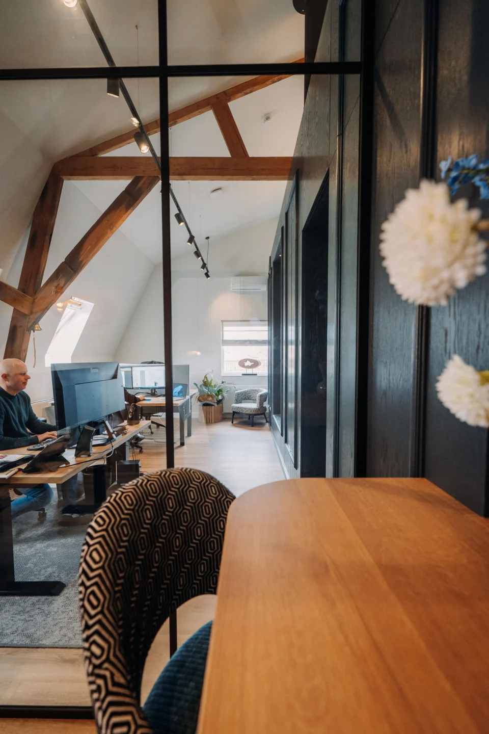 Glaswanden die ook doorlopen boven de kastpartijen versterken ruimtelijk gevoel. Glaswanden die ook doorlopen boven de kastpartijen versterken ruimtelijk gevoel.