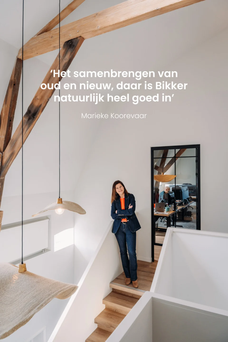 DekkerKozijnen 310326 27 metquote Algemeen Directeur van Dekker Kozijnprojecten, Marieke Koorevaar, poseert in de prachtige vide.