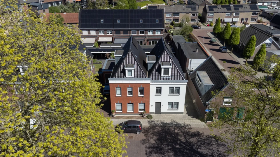 Statige herenhuizen aan de voorzijde van het voormalige fabrieksterrein.