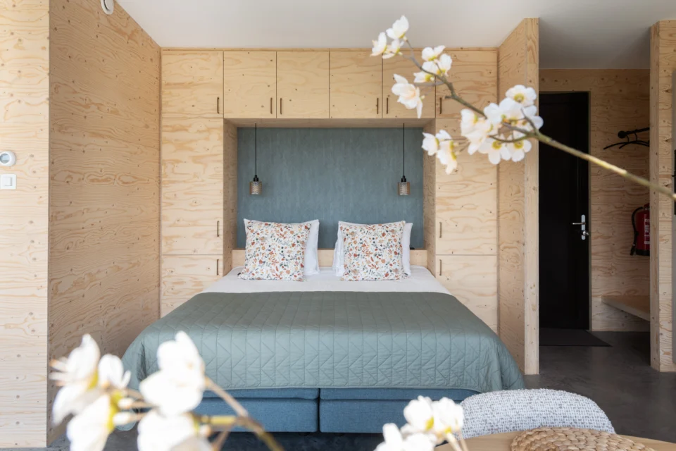 Houten inbouwkast in slaapkamer met nis