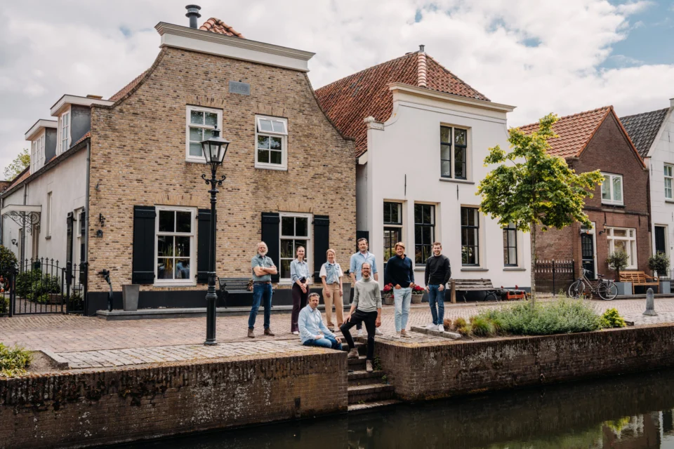 Groepsfoto aan het water.