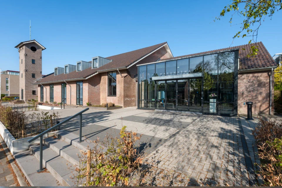 Zij- en achtergevel nieuw kerkgebouw HHK Boven-Hardinxveld Zij- en achtergevel nieuw kerkgebouw HHK Boven-Hardinxveld