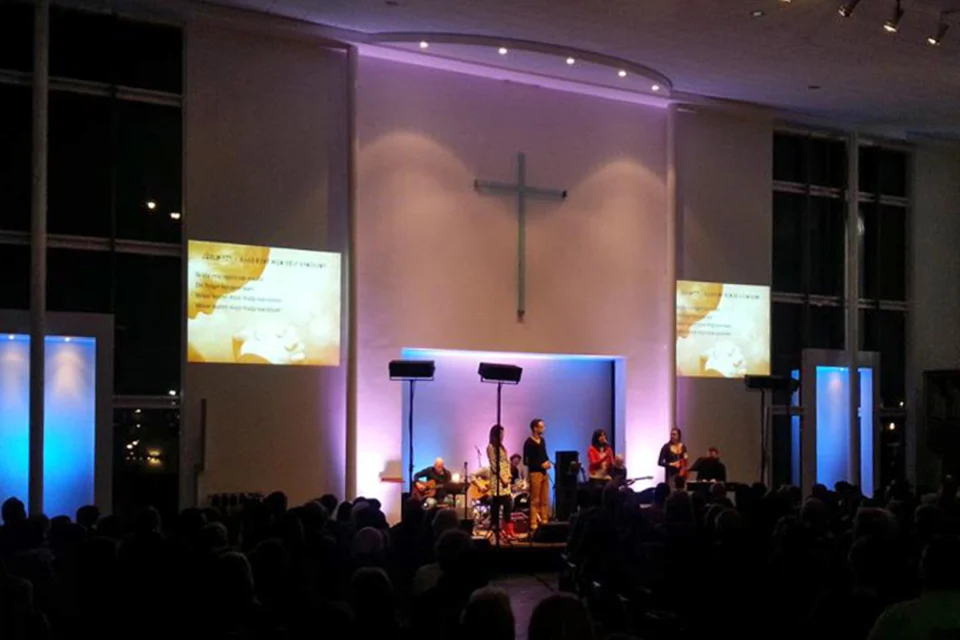 Sfeervolle avonddienst in de Bethabara kerk Sfeervolle avonddienst in de Bethabara kerk