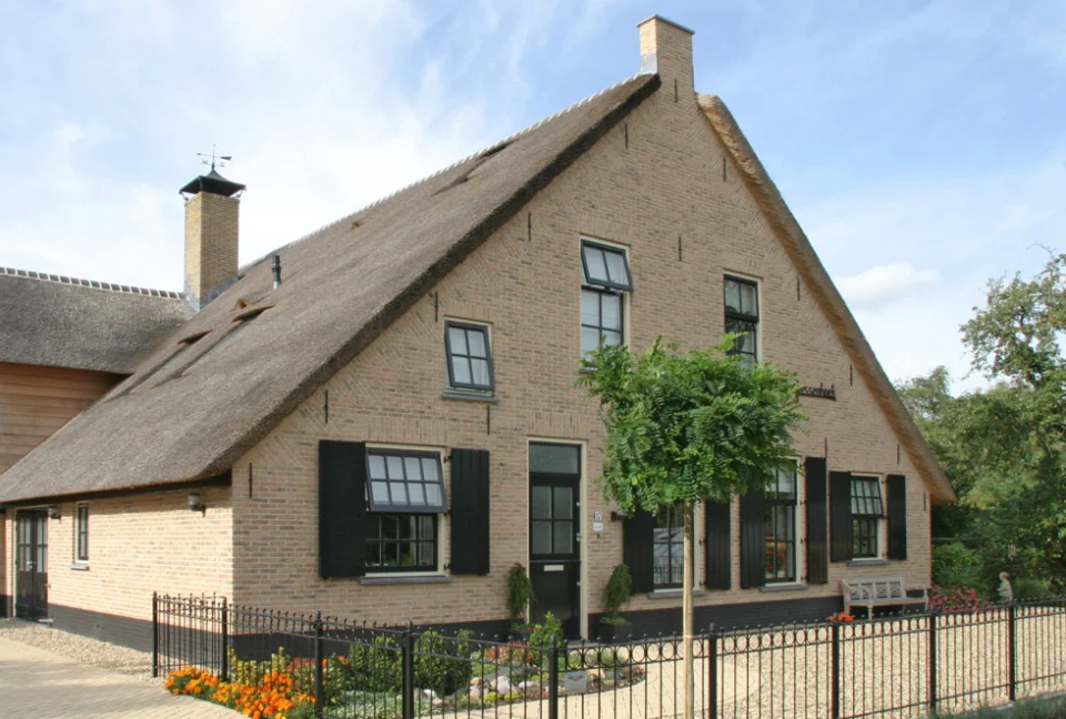 Boerderijwoning met rieten dak