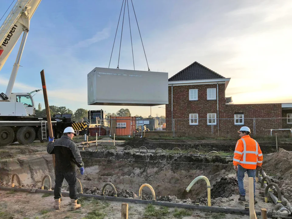 Plaatsen van de kelder tijdens de bouw Plaatsen van de kelder tijdens de bouw