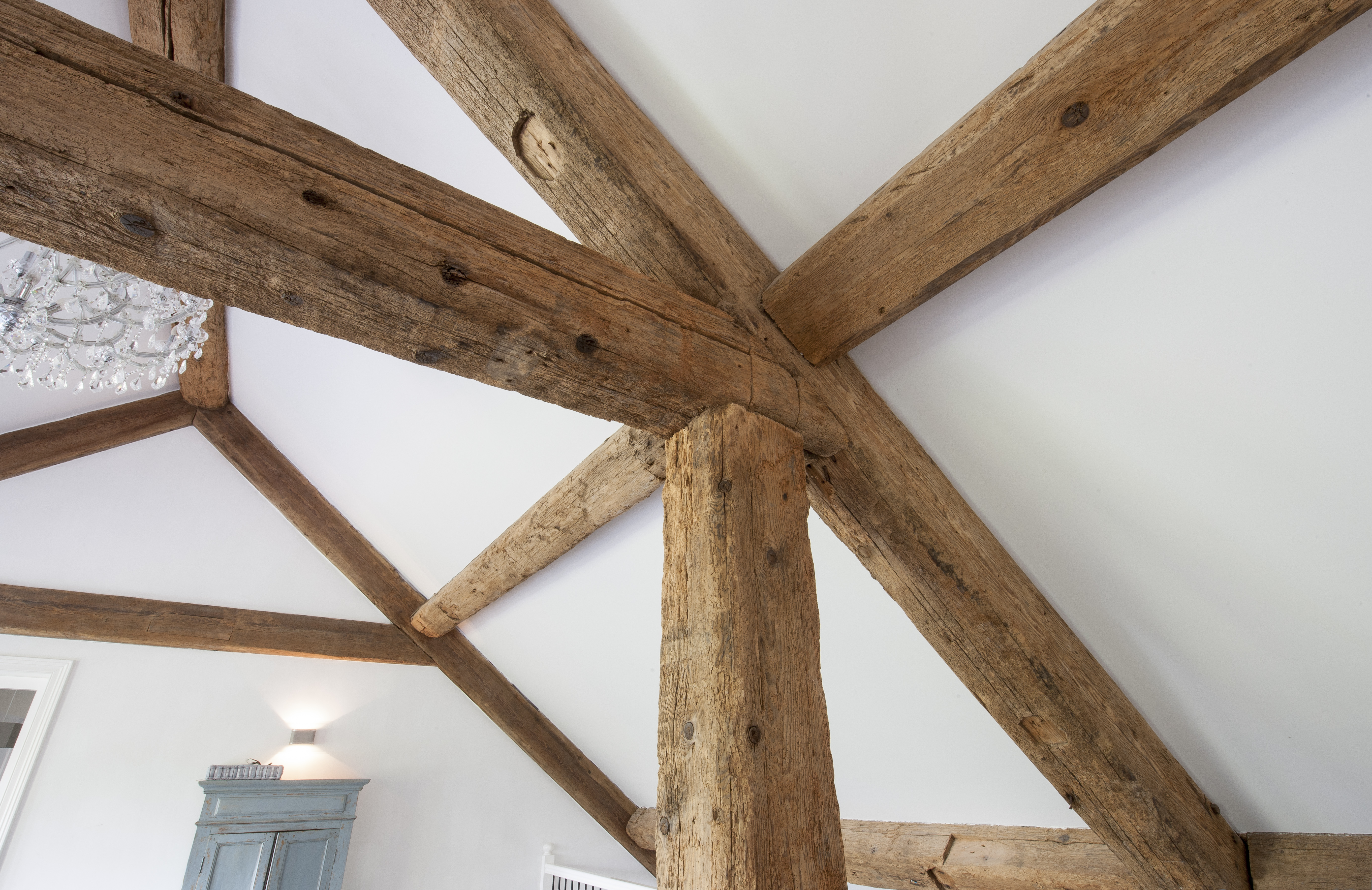 Houtconstructie in het zicht na verbouwing boerderij in landelijk interieur