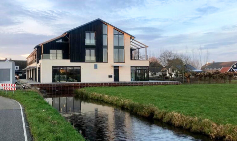 Het gebouw bezien vanuit de open polders