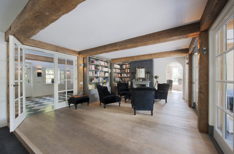 Bibliotheek in het landelijke interieur van de verbouwde boerderij