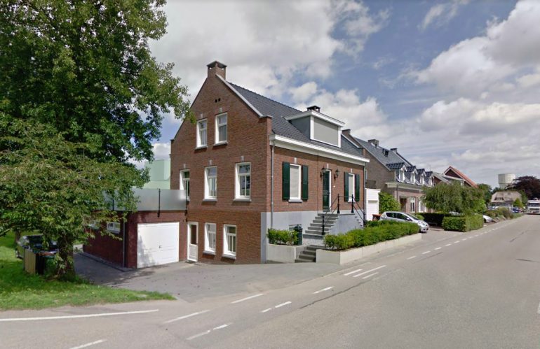 Straatbeeld landelijke dijkwoning