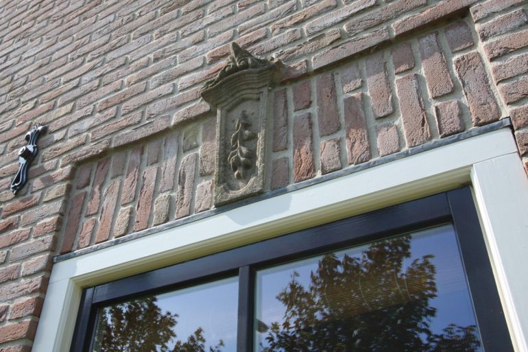 Detail in rollaag van landelijke woning