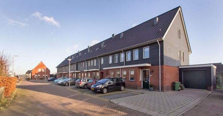 Voorgevels van de landelijke rijwoningen