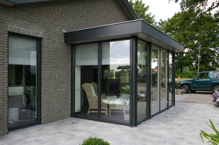 Moderne aanbouw verbouwde bungalow