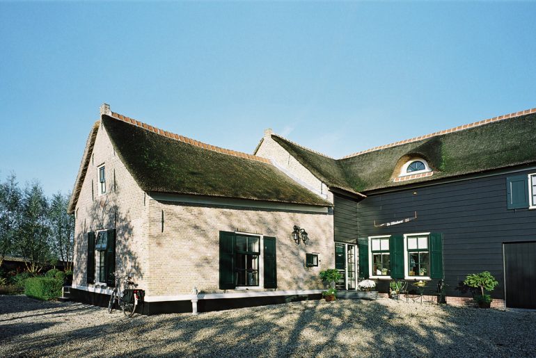 Voorzijde boerderij na restauratie