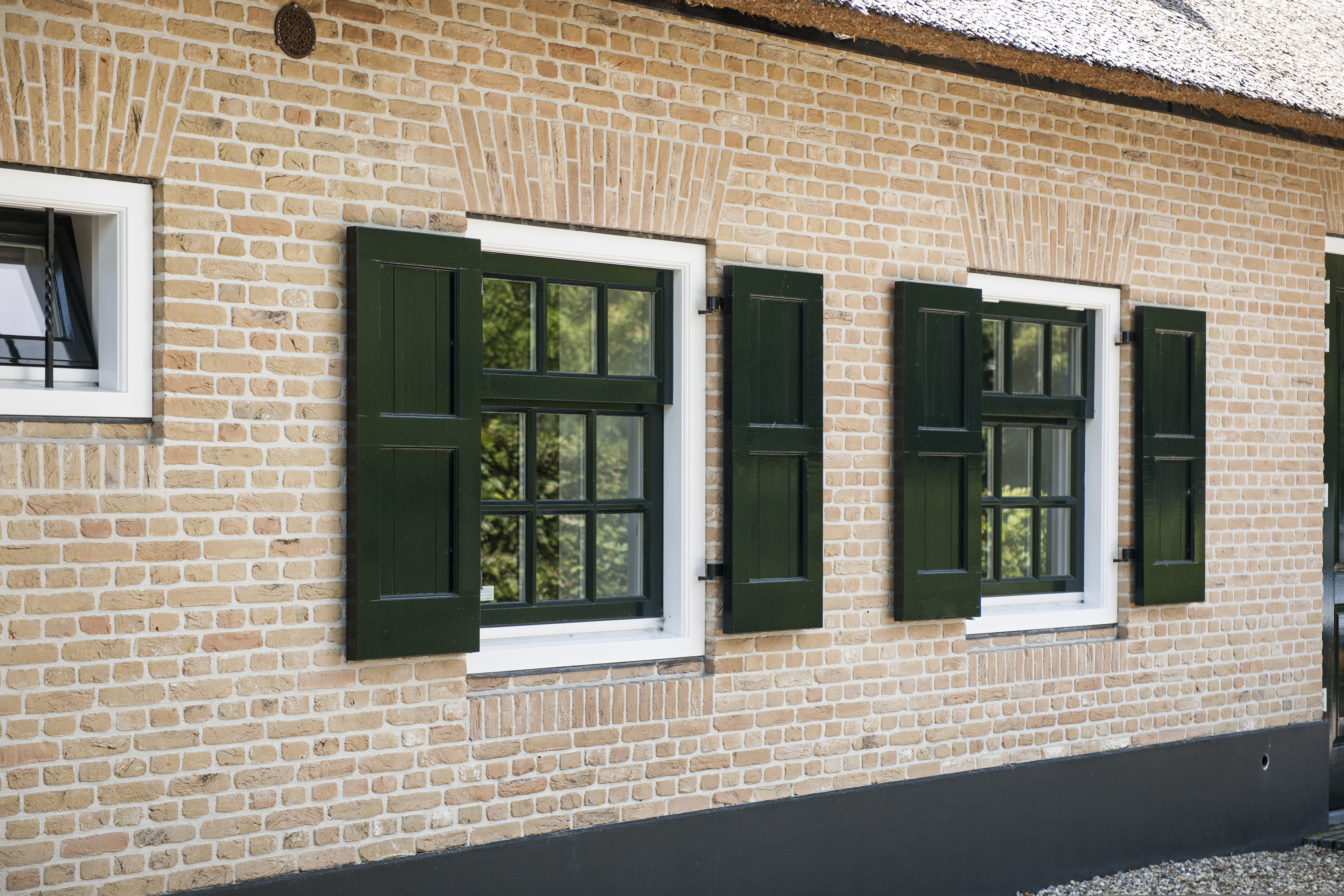 Nieuwe gevel met ramen, kozijnen en sfeervolle luiken verbouwing boerderij Nieuwe gevel, ramen, kozijnen en luiken verbouwde boerderij