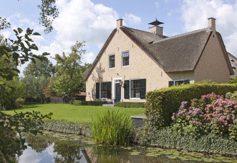 Verbouwde boerderij met nieuwe gevels en rieten dak