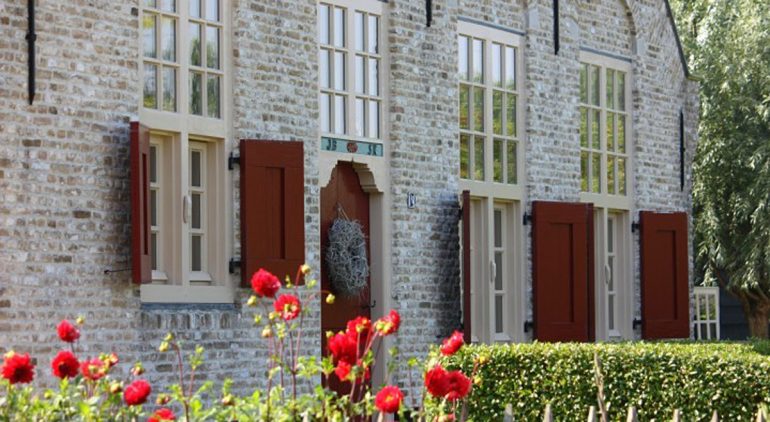 Nieuwbouw van een boerderijwoning met oude bouwmaterialen