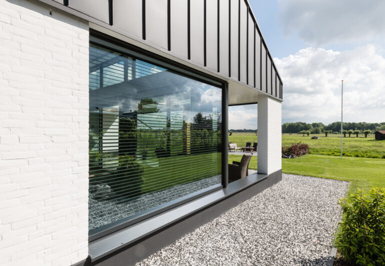 witte moderne woning zink glas architecten bikker