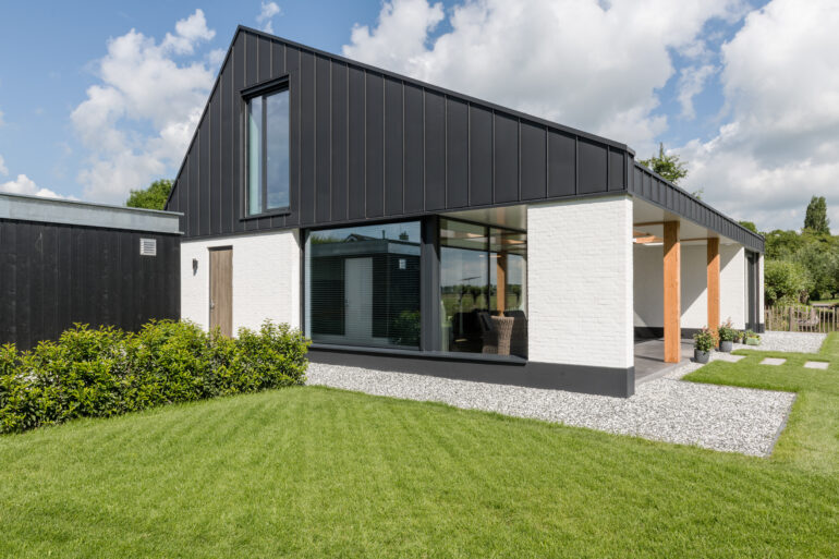 zijgevel moderne woning zink gevels wit gekeimd architect bikker